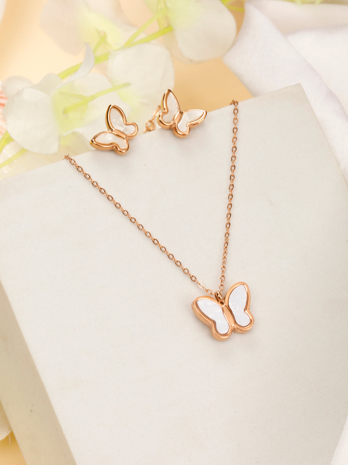 Dell'Universo Rose Gold Pendant Set